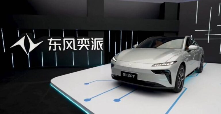 代码织就星河幕！看95后无人机群飞行规划员的“追光”路